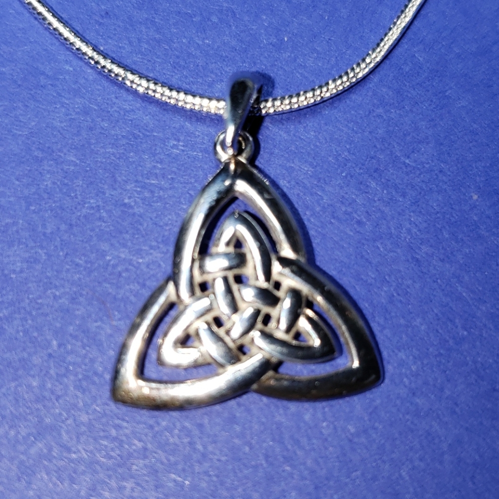 925 Sterling Silver Irish Triquetra Trinity Neckla